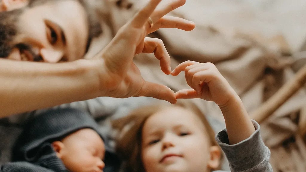 Padre e hijos formando un corazón con las manos, símbolo de protección familiar y bienestar, ilustrando qué cubre un seguro de vida y su importancia para proteger a los seres queridos.