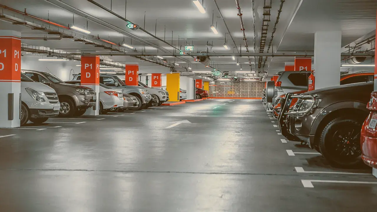 ¿Cubre el seguro un golpe en el garaje?